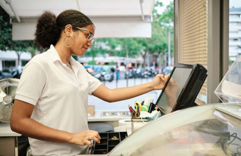 Formation gestes et postures pour les hôtes(se) de caisse